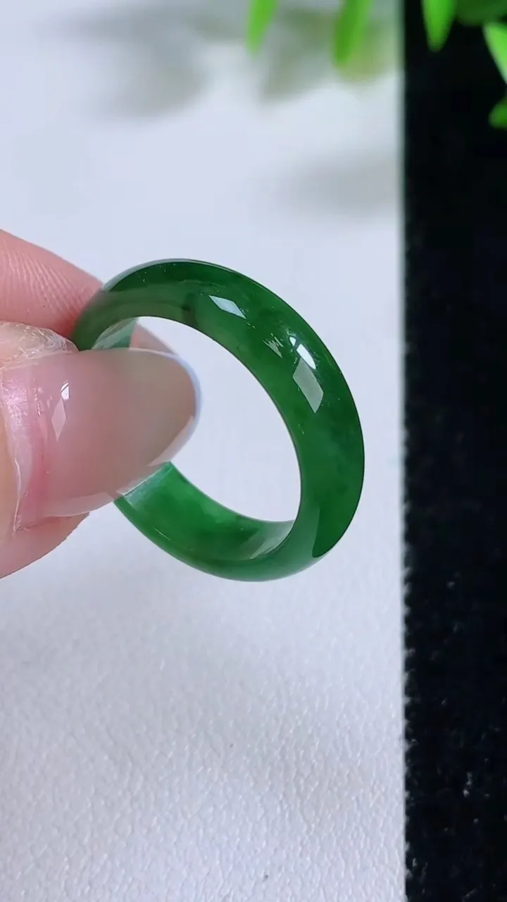 天然A货翡翠指环戒指，尺寸18.7-6-3，重:2.89g2025年11月22日
工厂直销收藏佳品,种好水足，色泽均匀，有种有色，上手高大气！