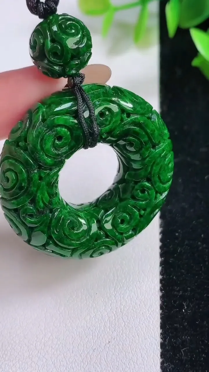 天然A货翡翠雕花平安环吊坠，尺寸37.9-11.2，重:30.95g
11月22日