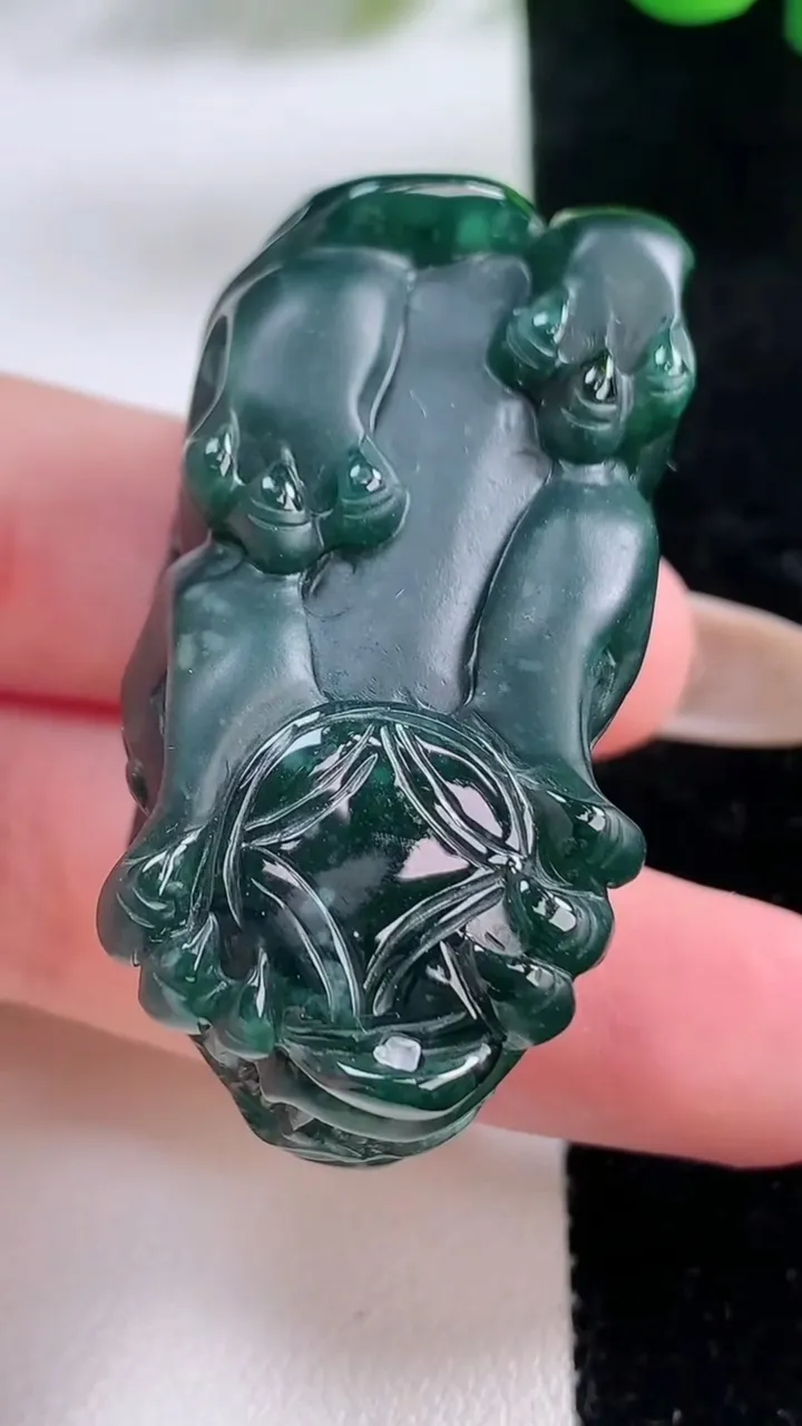 天然A货翡翠貔貅吊坠，尺寸45-23-20，重:47.40g
11月22日