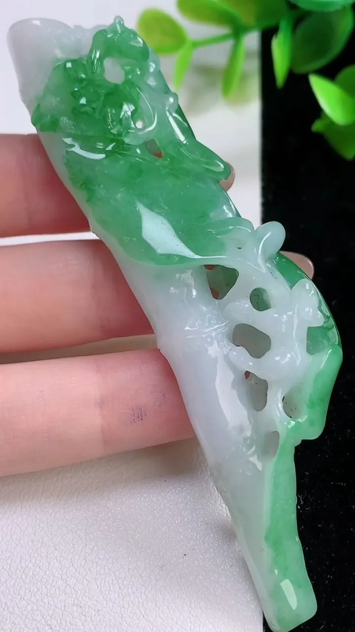 天然A货翡翠竹节烟嘴，尺寸89.3-29.3-14，重:30.50g
11月22日