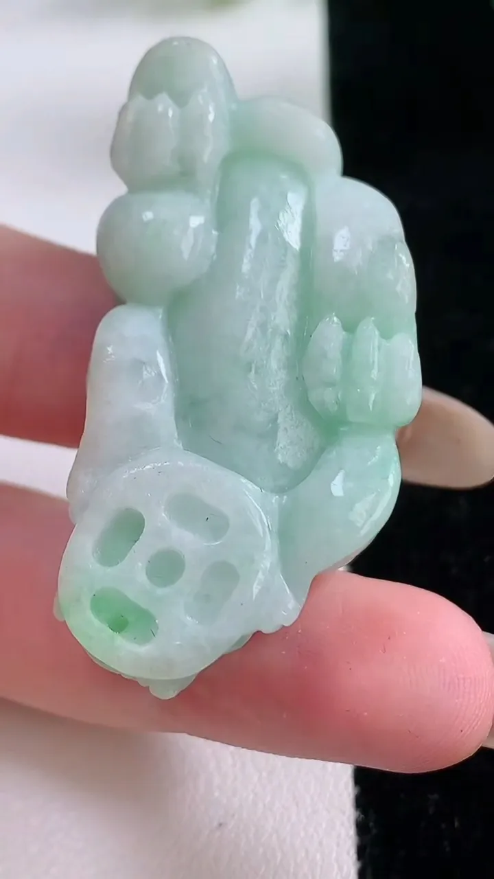 天然A货翡翠貔貅吊坠，尺寸45.5-22.6-14.5，重:28.03g
11月22日