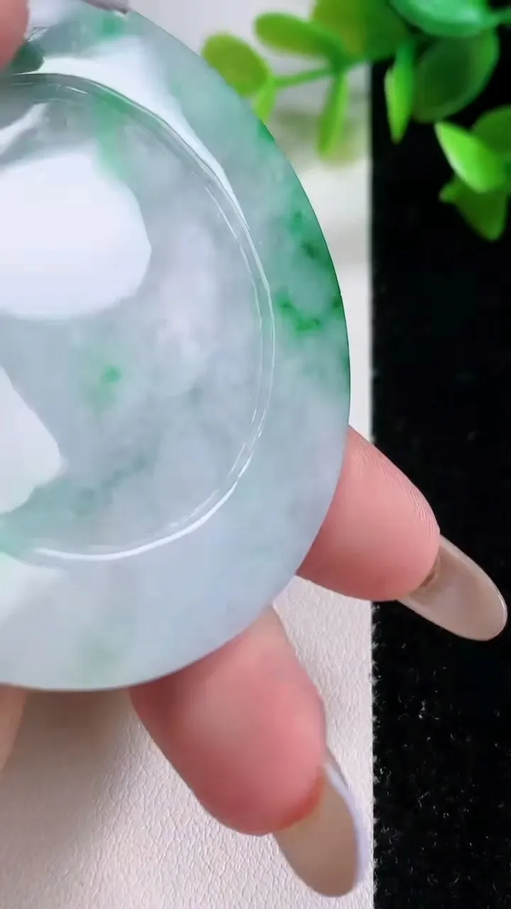 天然A货翡翠龙牌吊坠，尺寸56.8-14.2，重:70.54g
11月22日