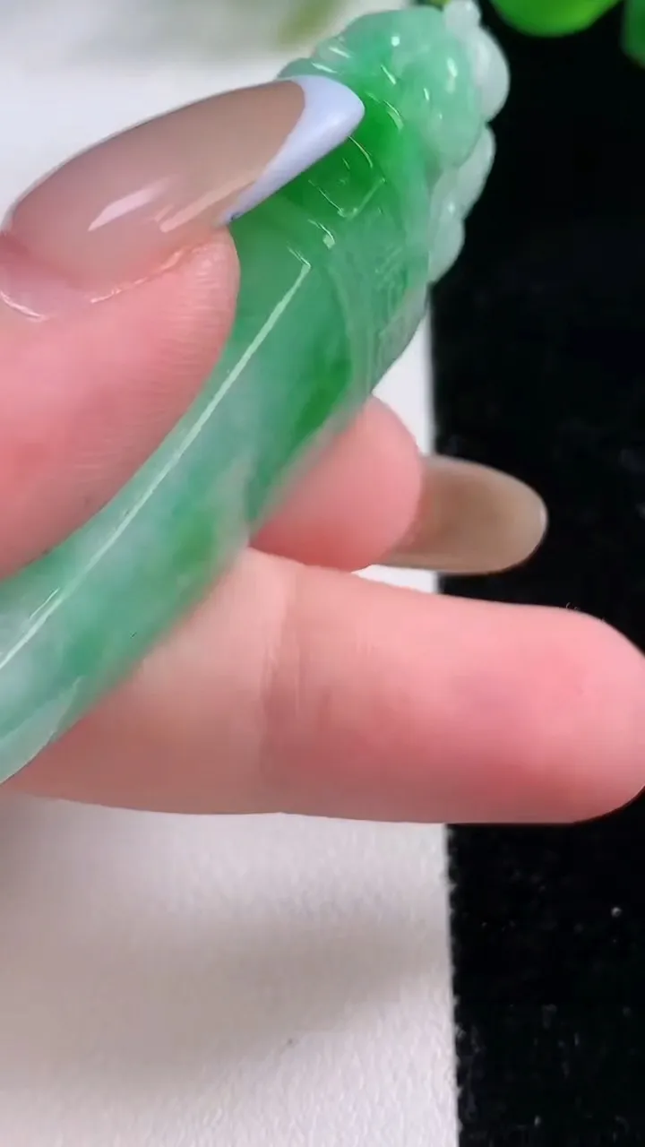 天然A货翡翠龙牙吊坠，尺寸66.6-24-11.5，重:25.58g
11月22日