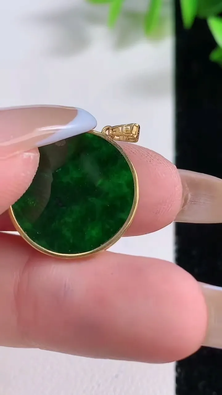 天然A货翡翠无事牌吊坠，尺寸17.5-1.5，重:1.25g
11月22日