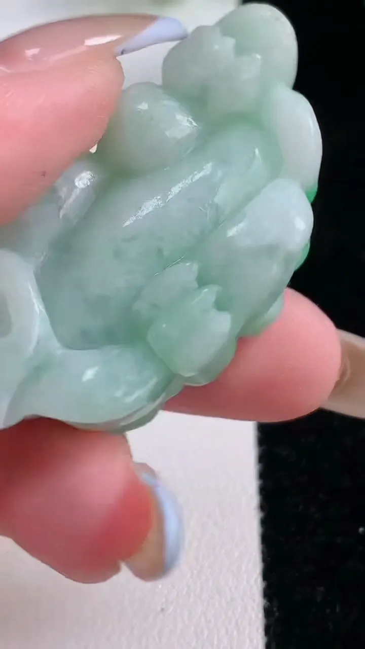 天然A货翡翠貔貅吊坠，尺寸45.5-22.6-14.5，重:28.03g
11月22日