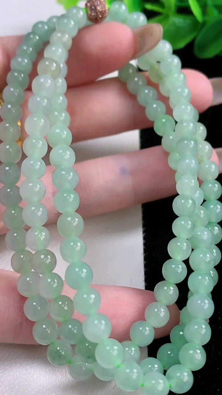 天然A货翡翠圆珠项链，尺寸5.6-6.3-123颗，重:35.98g
11月22日