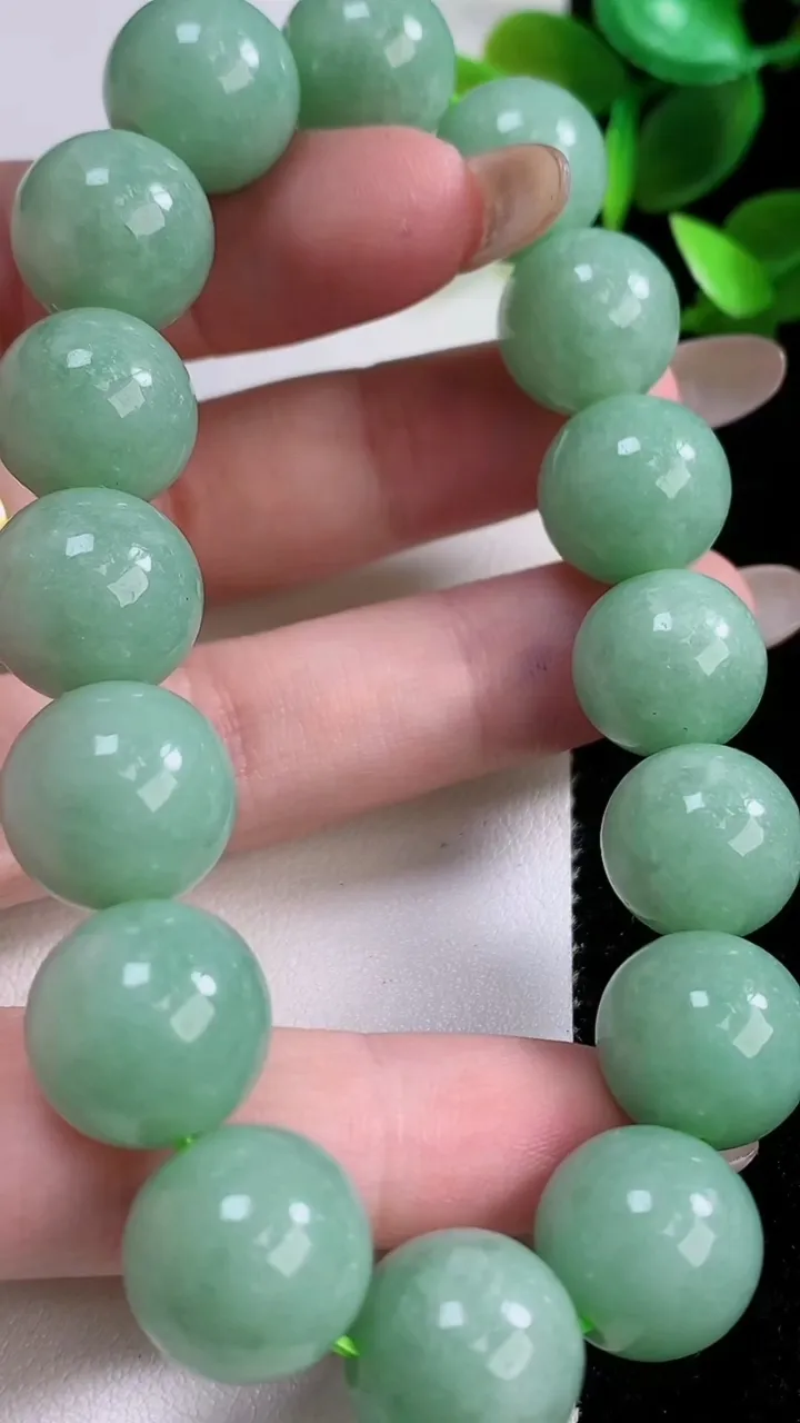 天然A货翡翠圆珠手串，尺寸13.5-16颗，重:66.67g11月22日
工厂直销收藏佳品,种好水足