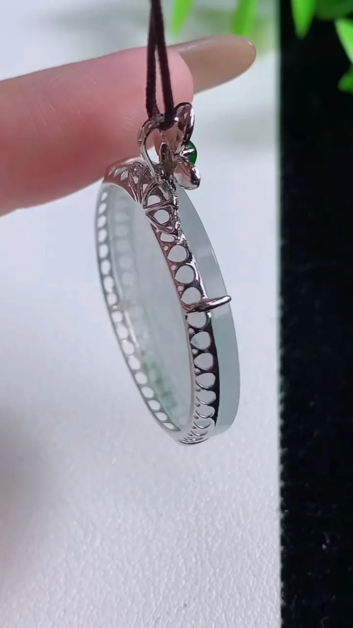 天然A货翡翠种飘花无事牌吊坠，尺寸39-29.3-4.5，重:6.39g
11月22日