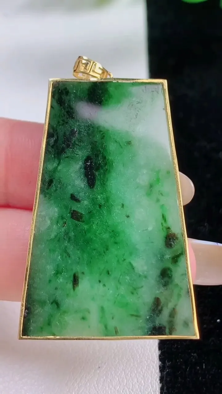 天然A货翡翠无事牌吊坠，尺寸41.6-27.4-3.5，重:10.60g
11月22日