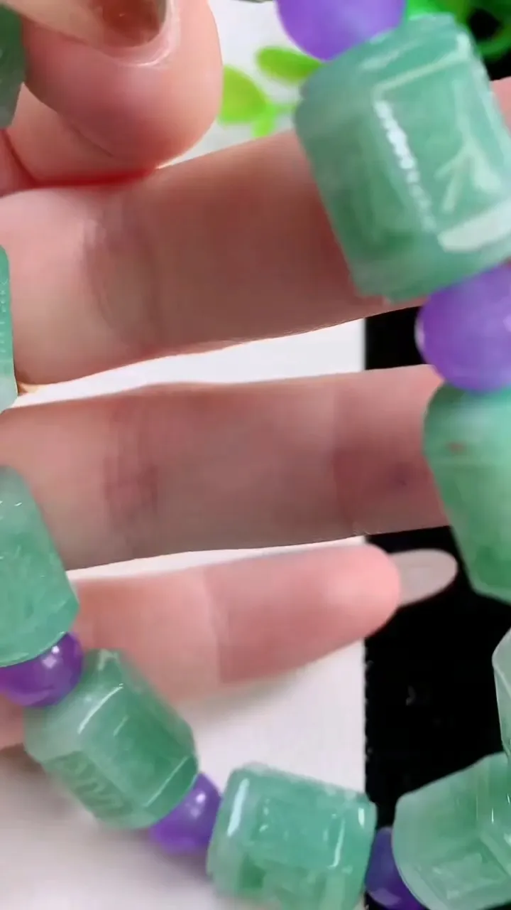 天然A货翡翠路路通手串，尺寸11.8-14.6-10颗，重:52.14g11月22日
工厂直销收藏佳品,种好水足，色泽均匀，有种有色，上手高大气！