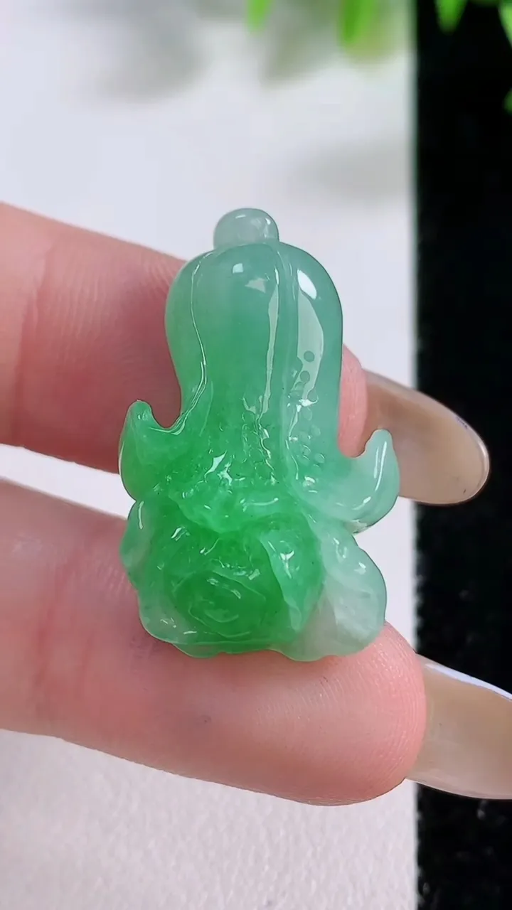 天然A货翡翠白菜吊坠，尺寸28.3-17.2-8.4，重:5.72g
11月22日