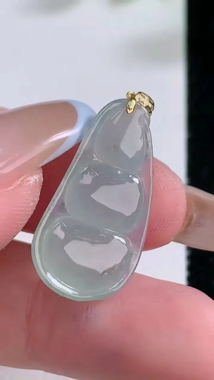 天然A货翡翠福豆吊坠，尺寸28.2-13.2-5.2，重:2.58g
11月22日