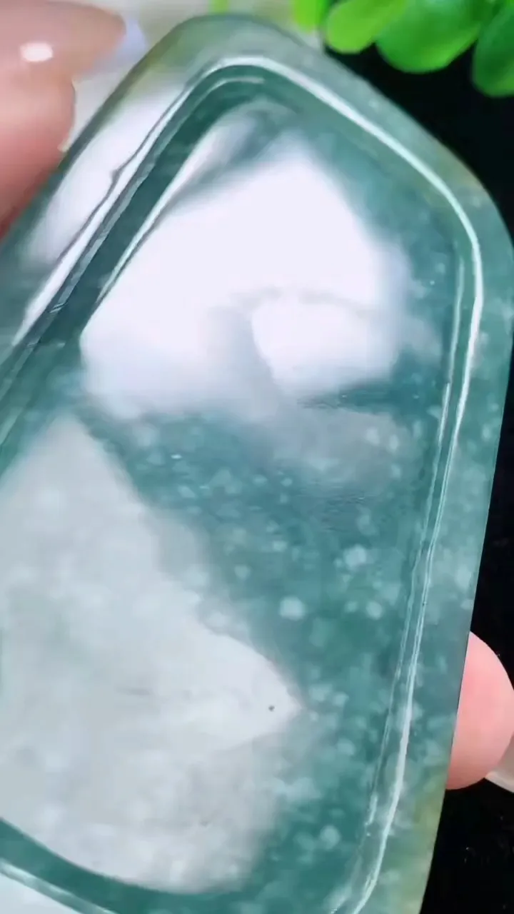 天然A货翡翠双彩龙牌吊坠，尺寸79-51-9.8，重:77.75g
11月22日