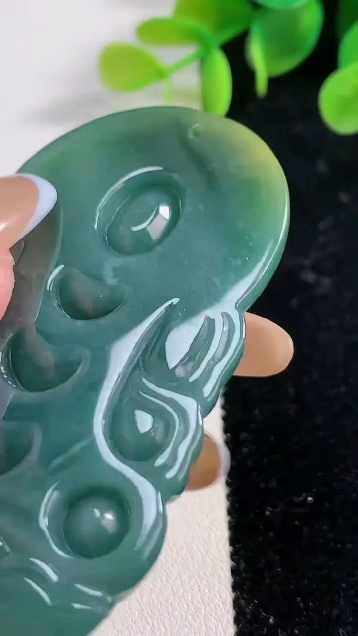 天然A货翡翠蓝水双彩度母观音菩萨吊坠，尺寸66-43-9，重:46.02g
11月22日