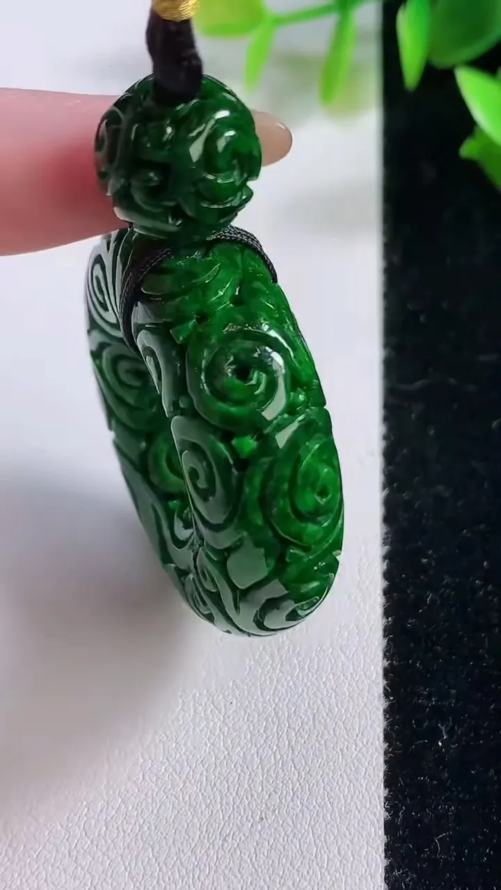 天然A货翡翠雕花平安环吊坠，尺寸37.9-11.2，重:30.95g
11月22日