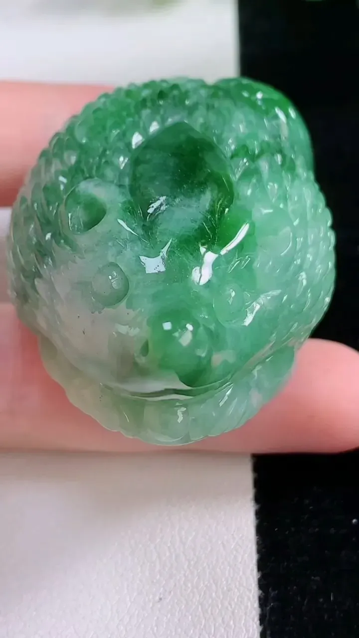天然A货翡翠刺猬吊坠，尺寸59-36.5-28.3，重:96.25g
11月22日
