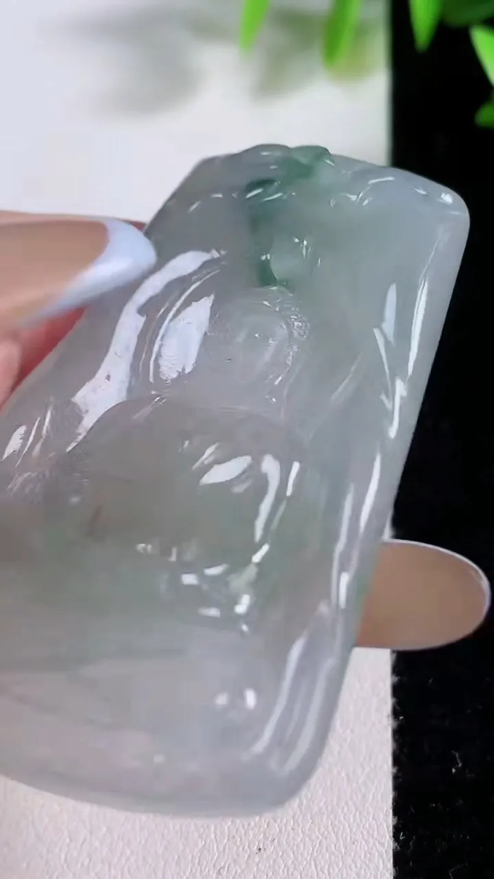 天然A货翡翠大日如来吊坠，尺寸53.6-36.2-6.3，重:23.09g
11月22日