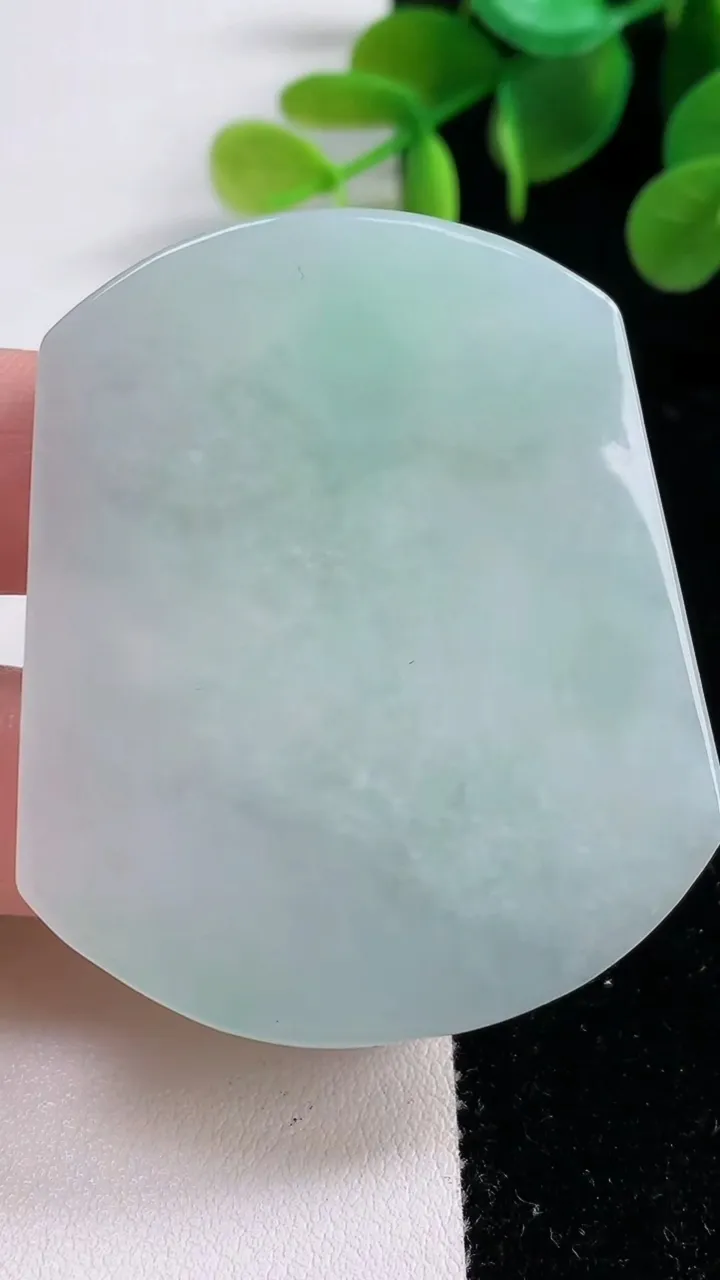 天然A货翡翠千手观音吊坠，尺寸52.3-44.3-5.4，重:23.00g
11月22日