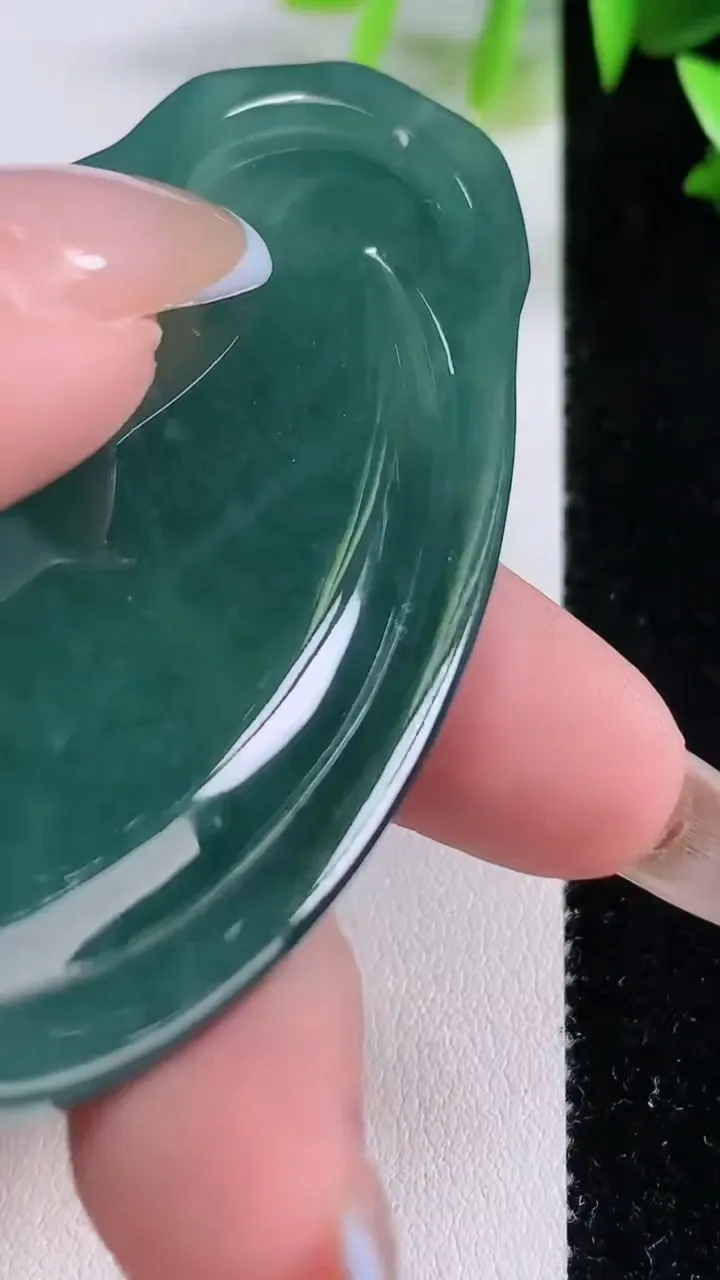 天然A货翡翠观音菩萨吊坠，尺寸73-35.2-6.4，重:31.36g
11月22日