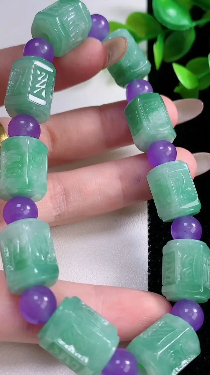 天然A货翡翠路路通手串，尺寸11.8-14.6-10颗，重:52.14g11月22日
工厂直销收藏佳品,种好水足，色泽均匀，有种有色，上手高大气！