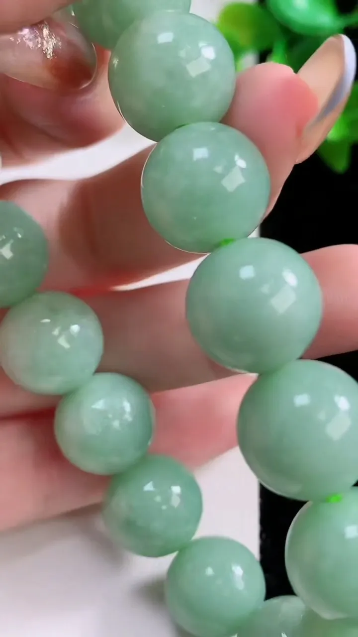 天然A货翡翠圆珠手串，尺寸13.5-16颗，重:66.67g11月22日
工厂直销收藏佳品,种好水足，色泽均匀，有种有色，上手高大气！