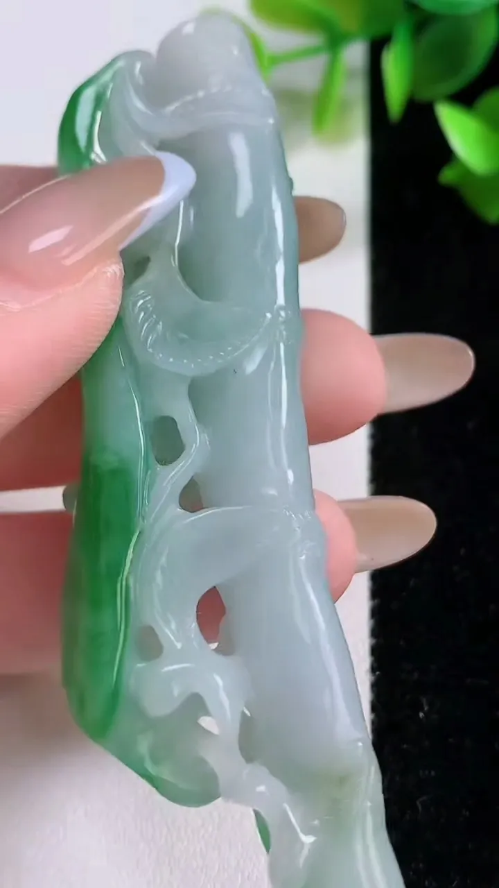 天然A货翡翠竹节烟嘴，尺寸89.3-29.3-14，重:30.50g
11月22日