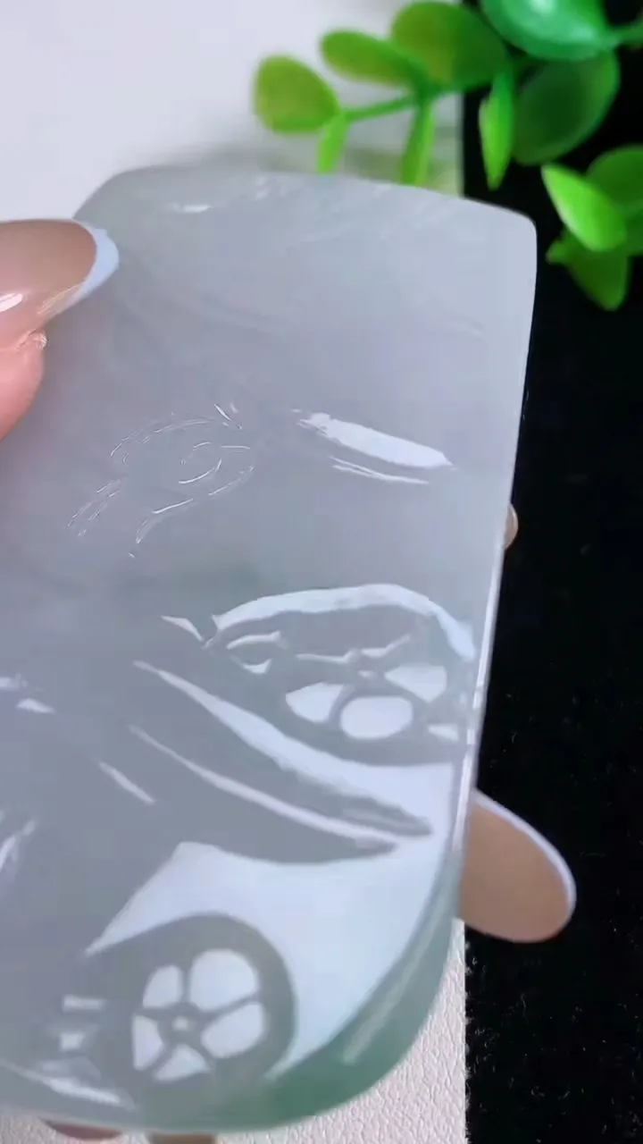 天然A货翡翠飘花山水大势至菩萨吊坠，尺寸71.6-45.3-6.2，重:49.24g
11月22日