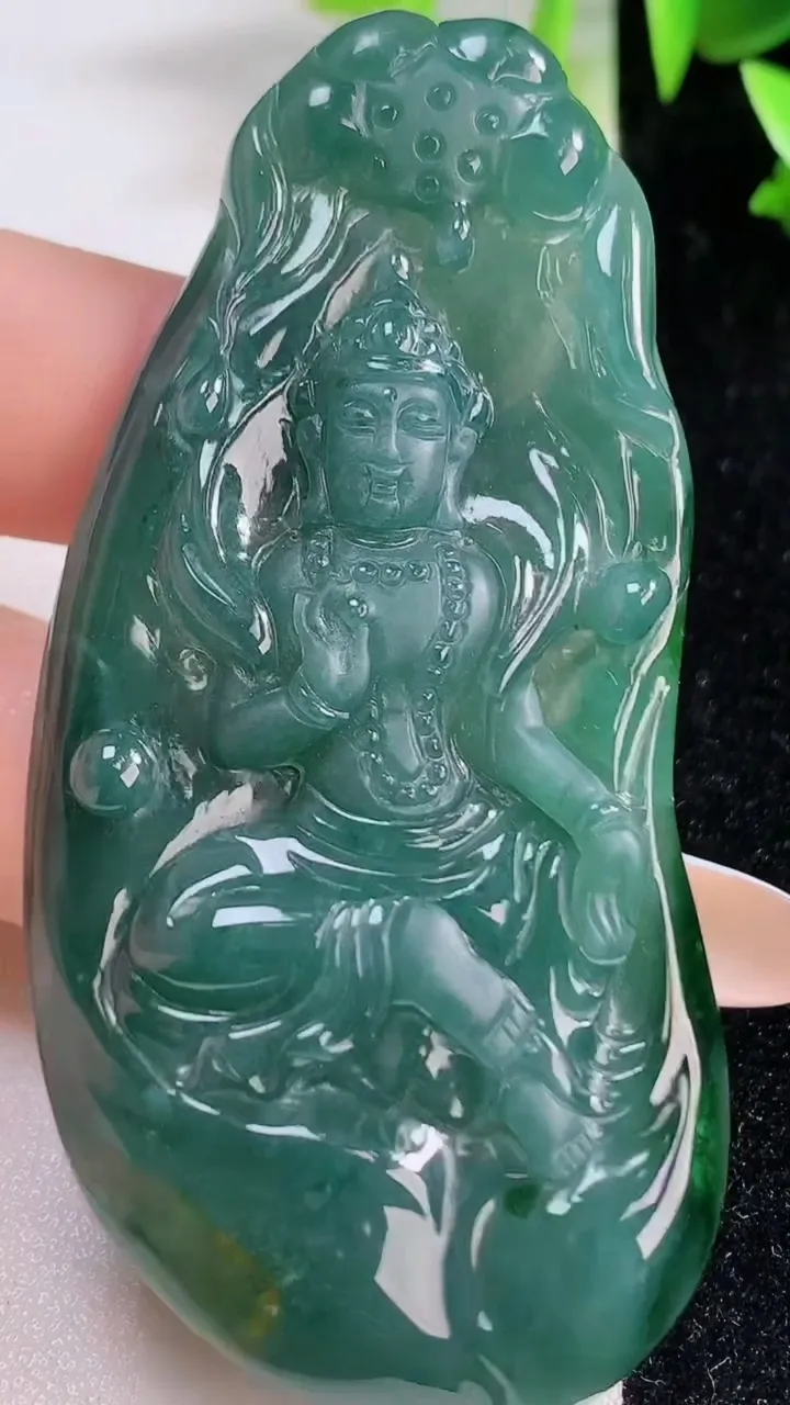 天然A货翡翠观音菩萨吊坠，尺寸73-35.2-6.4，重:31.36g
11月22日