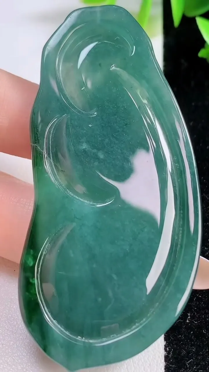 天然A货翡翠观音菩萨吊坠，尺寸73-35.2-6.4，重:31.36g
11月22日