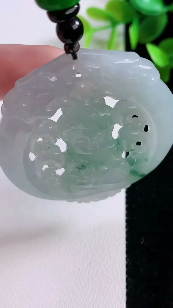 天然A货翡翠观音菩萨吊坠，尺寸52-45.5-6.3，重:23.40g
11月22日