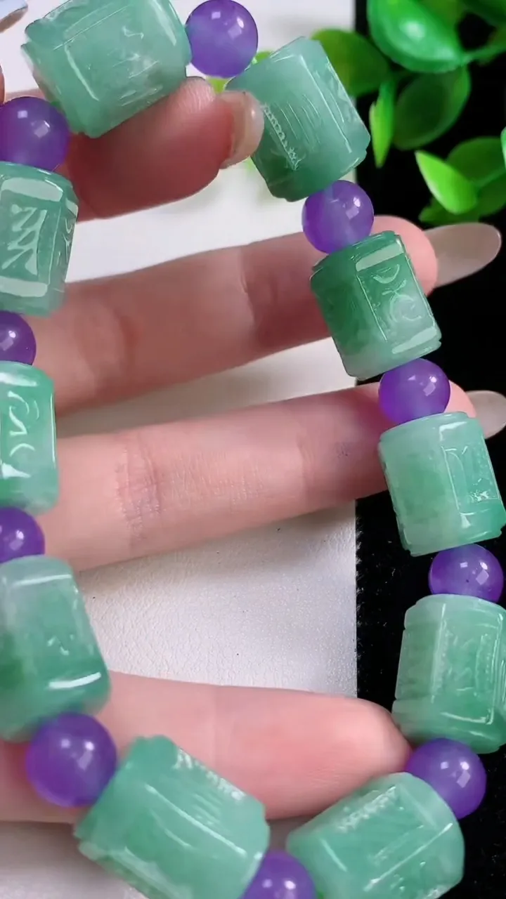 天然A货翡翠路路通手串，尺寸11.8-14.6-10颗，重:52.14g11月22日
工厂直销收藏佳