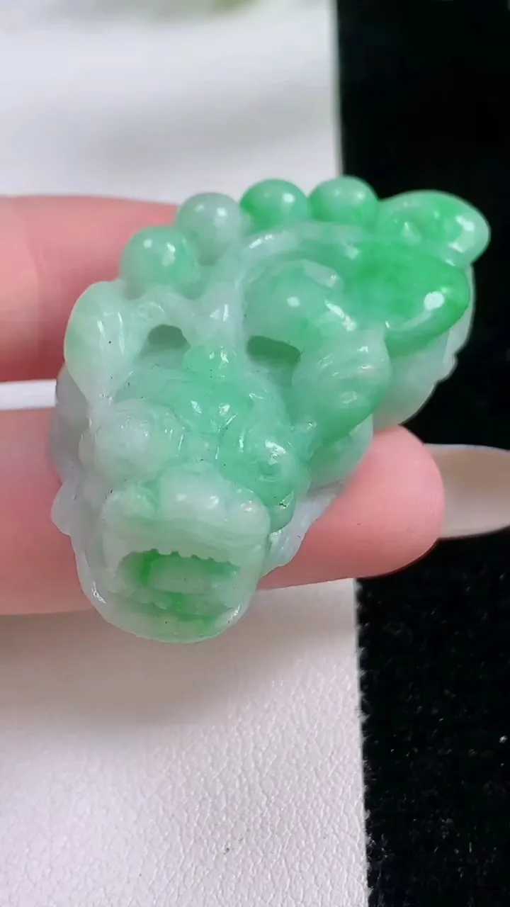 天然A货翡翠貔貅吊坠，尺寸45.5-22.6-14.5，重:28.03g
11月22日