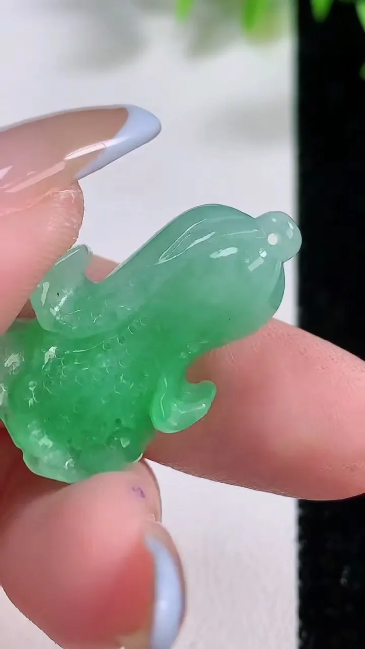 天然A货翡翠白菜吊坠，尺寸28.3-17.2-8.4，重:5.72g
11月22日