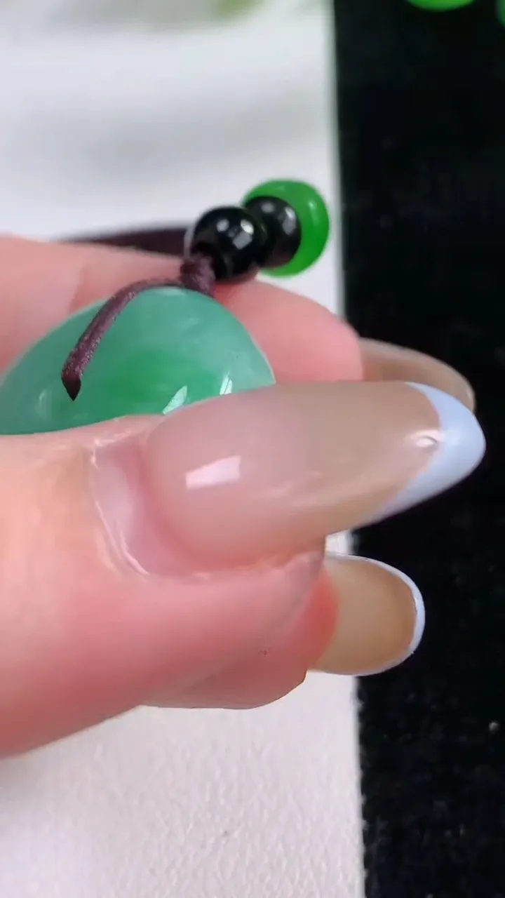 天然A货翡翠平安扣 路路通吊坠，尺寸24.6-11.3，重:15.88g
11月22日