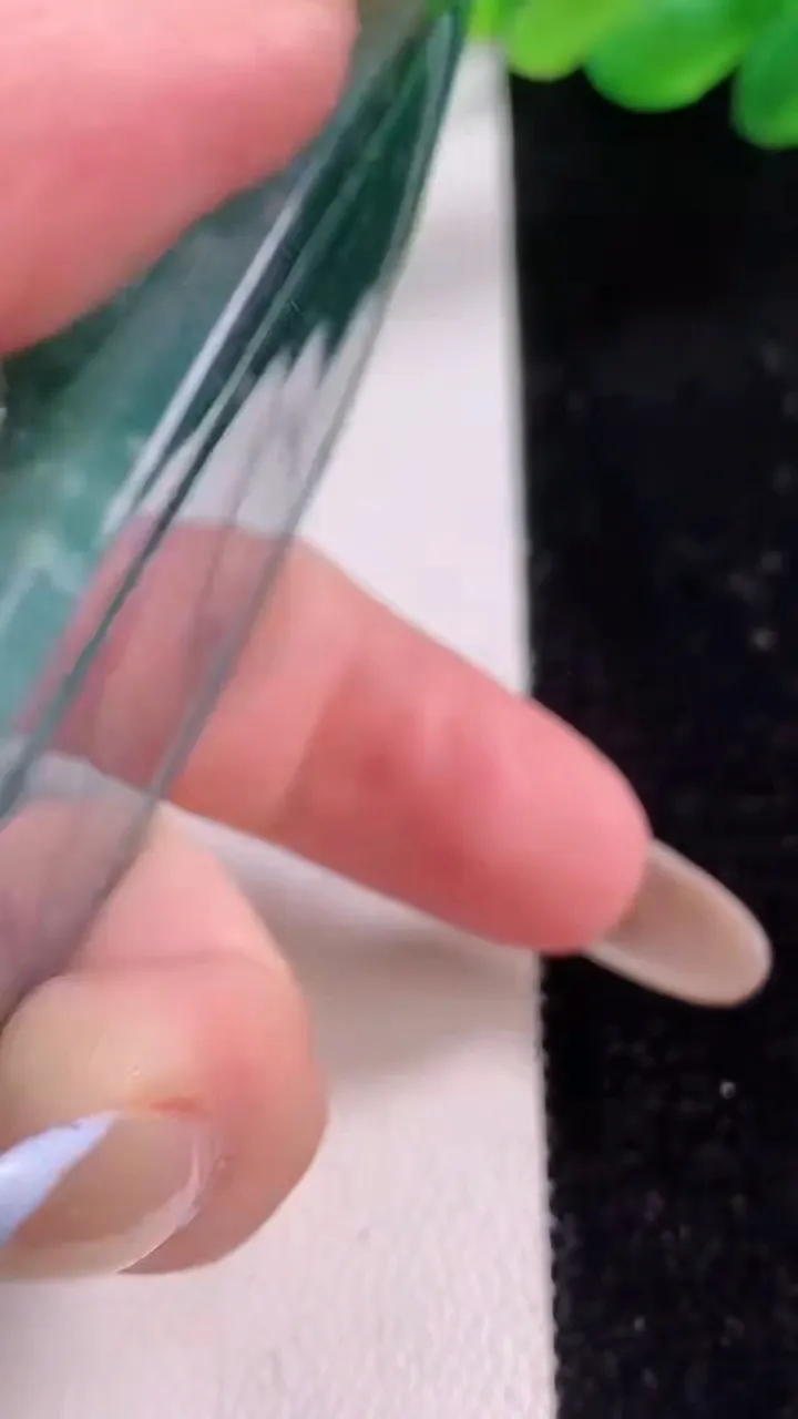 天然A货翡翠双彩龙牌吊坠，尺寸79-51-9.8，重:77.75g
11月22日