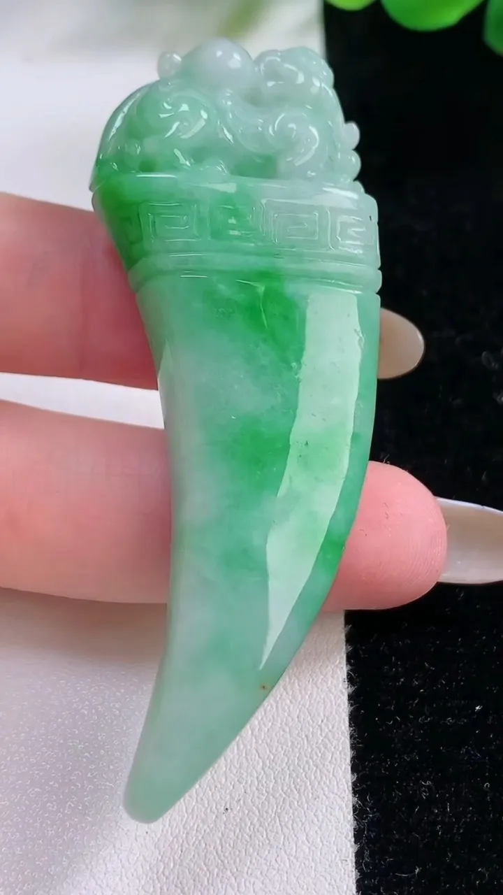 天然A货翡翠龙牙吊坠，尺寸66.6-24-11.5，重:25.58g
11月22日