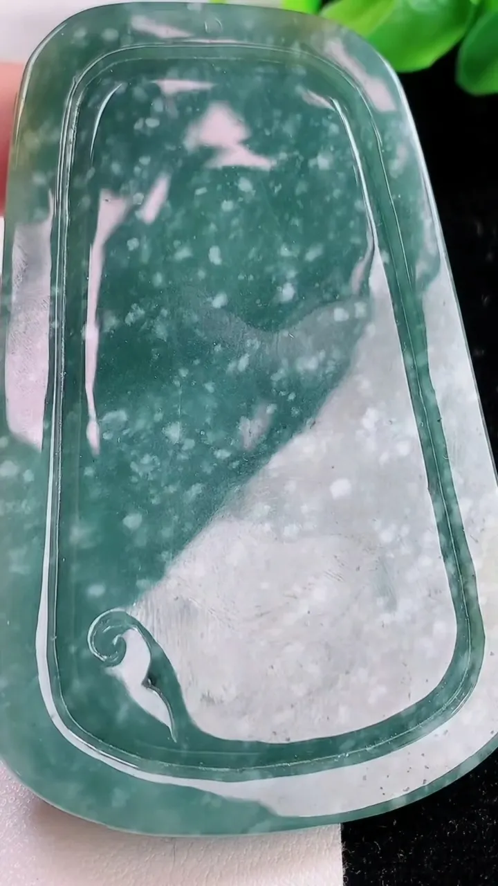 天然A货翡翠双彩龙牌吊坠，尺寸79-51-9.8，重:77.75g
11月22日