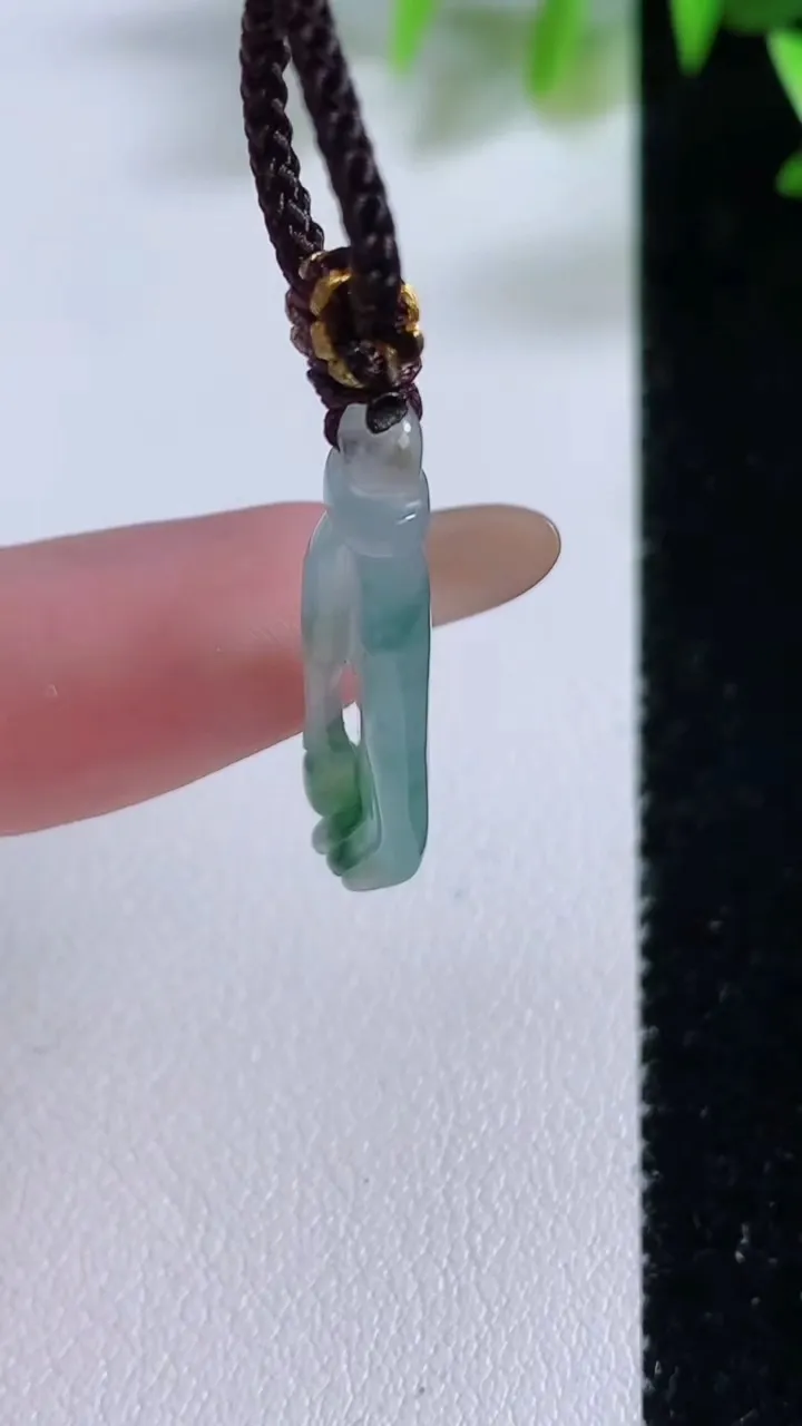 天然A货翡翠掌上明珠吊坠，尺寸29.2-8.5-5.5，重:1.70g
11月22日