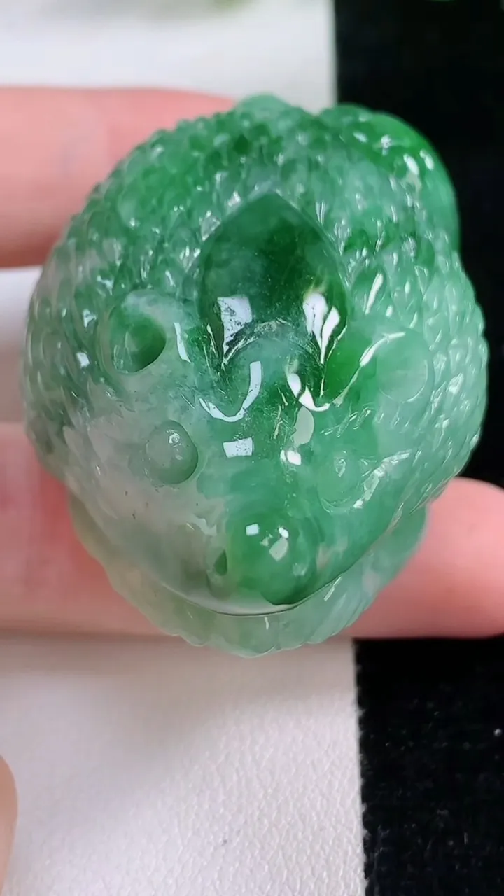 天然A货翡翠刺猬吊坠，尺寸59-36.5-28.3，重:96.25g
11月22日