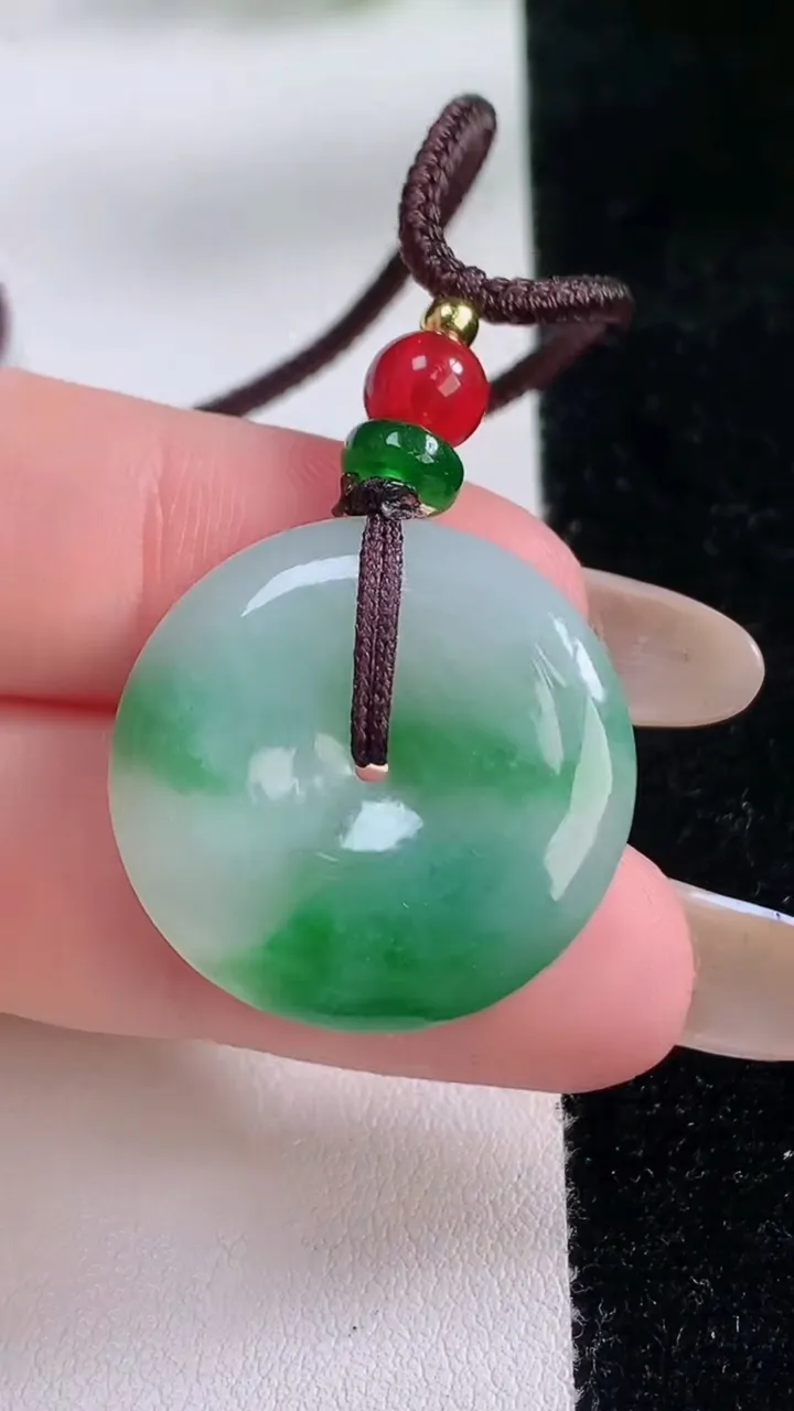 天然A货翡翠平安扣吊坠，尺寸24.5-4.8，重:5.70g
11月22日