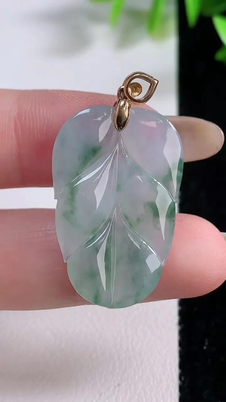 天然A货翡翠金枝玉叶 叶子吊坠，尺寸29-19.2-4，重:4.96g
11月22日