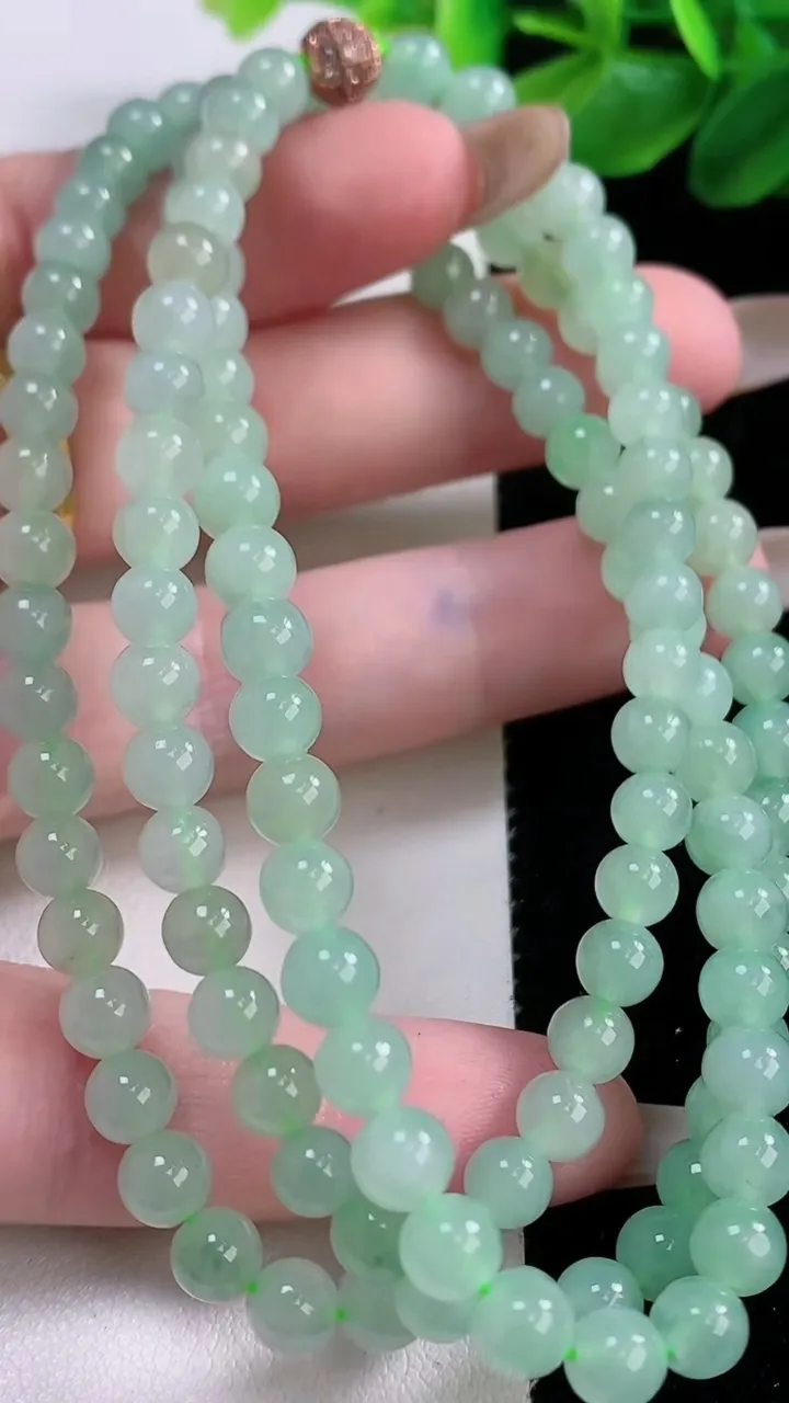 天然A货翡翠圆珠项链，尺寸5.6-6.3-123颗，重:35.98g
11月22日