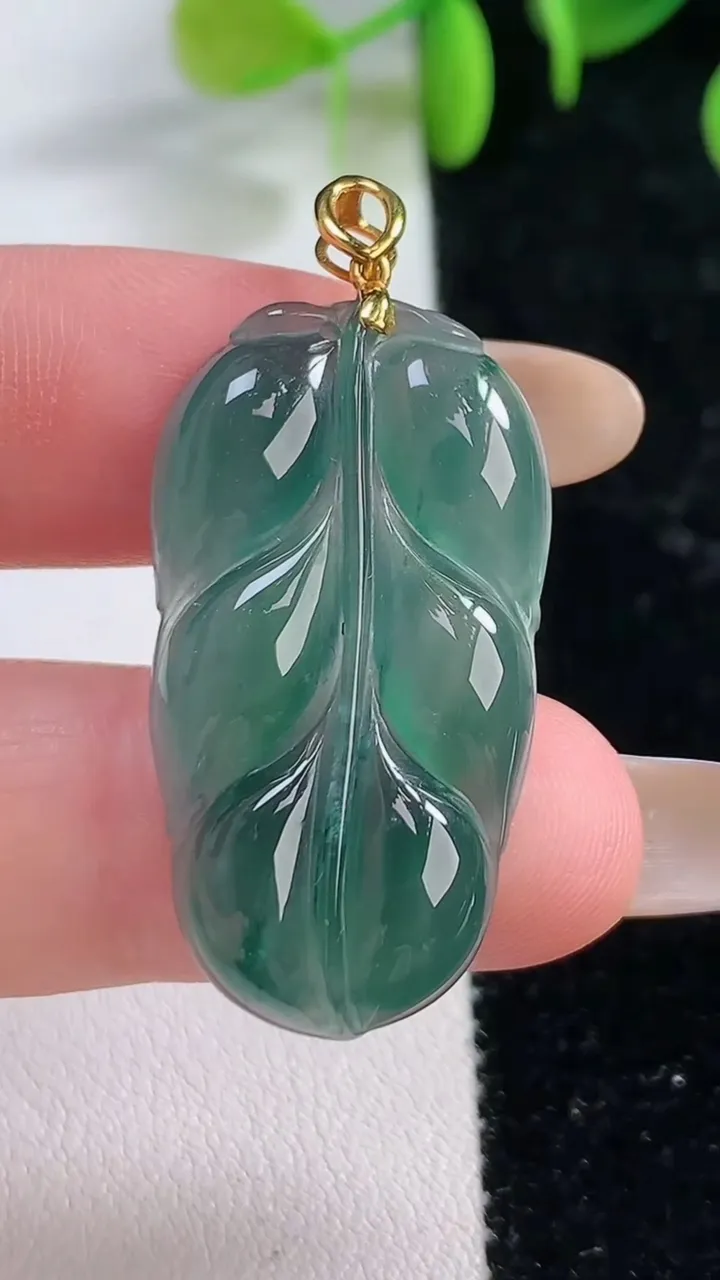 天然A货翡翠18K金蓝水金枝玉叶 叶子吊坠，尺寸33.2-16.9-4，重:4.97g
11月22日