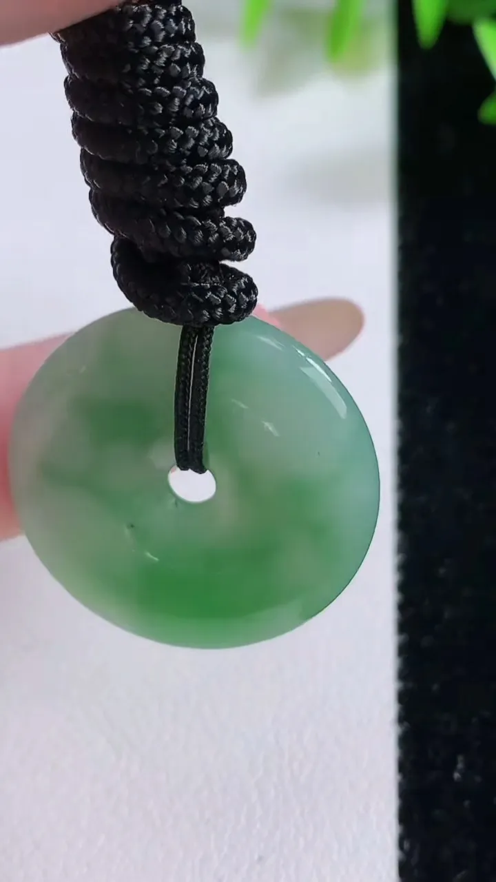 天然A货翡翠平安扣吊坠，尺寸26-4.1，重:5.77g
11月22日