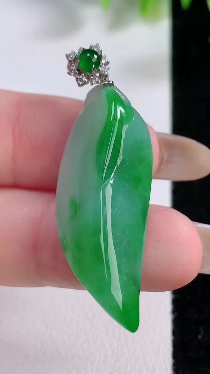 天然A货翡翠随形吊坠，尺寸36.5-14-9，重:7.04g
11月22日