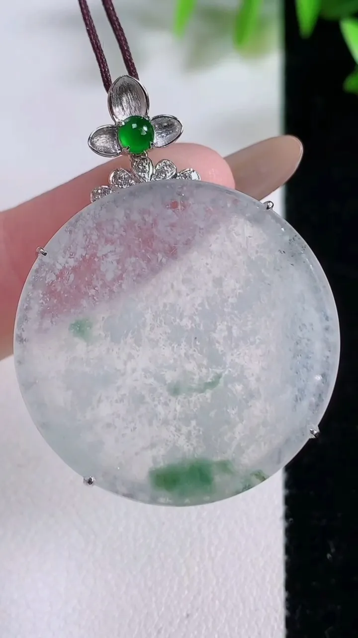 天然A货翡翠种飘花无事牌吊坠，尺寸39-29.3-4.5，重:6.39g
11月22日