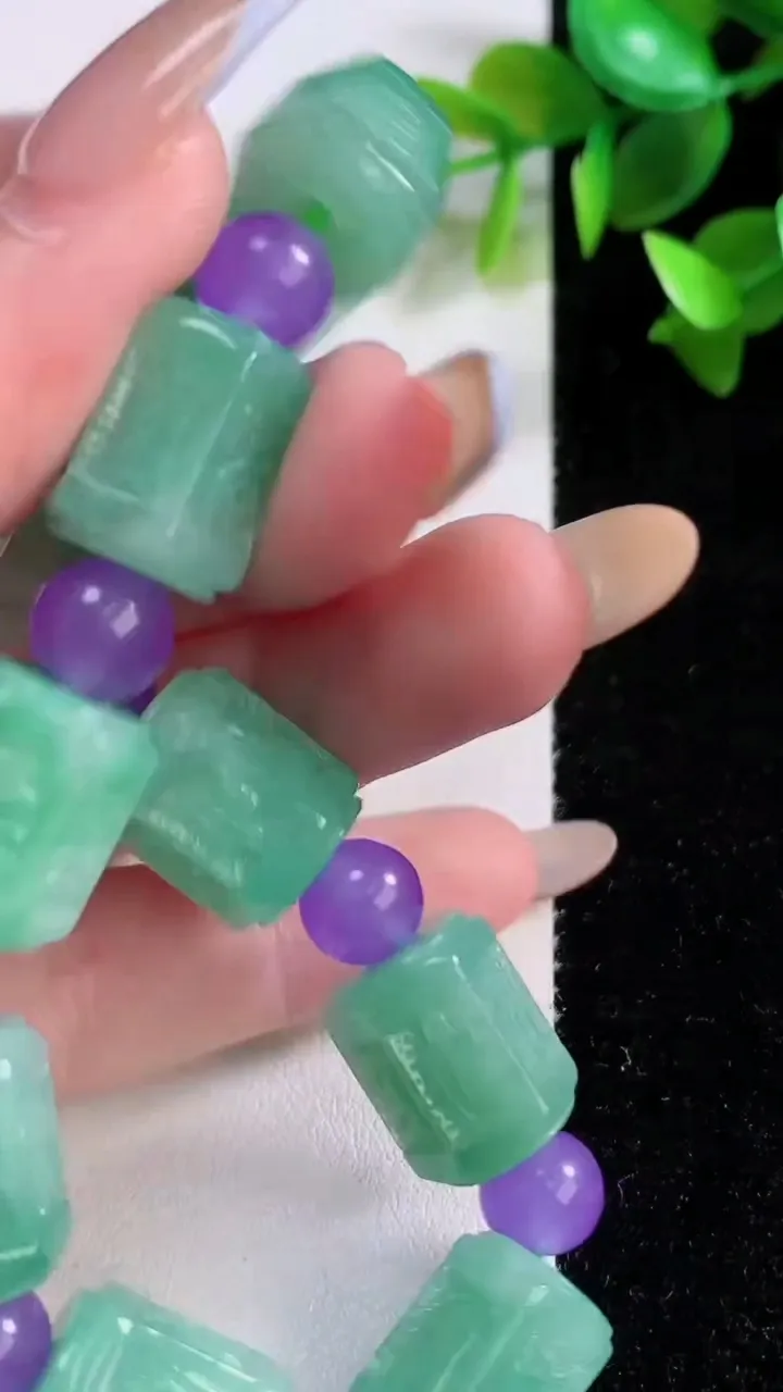 天然A货翡翠路路通手串，尺寸11.8-14.6-10颗，重:52.14g11月22日
工厂直销收藏佳品,种好水足，色泽均匀，有种有色，上手高大气！