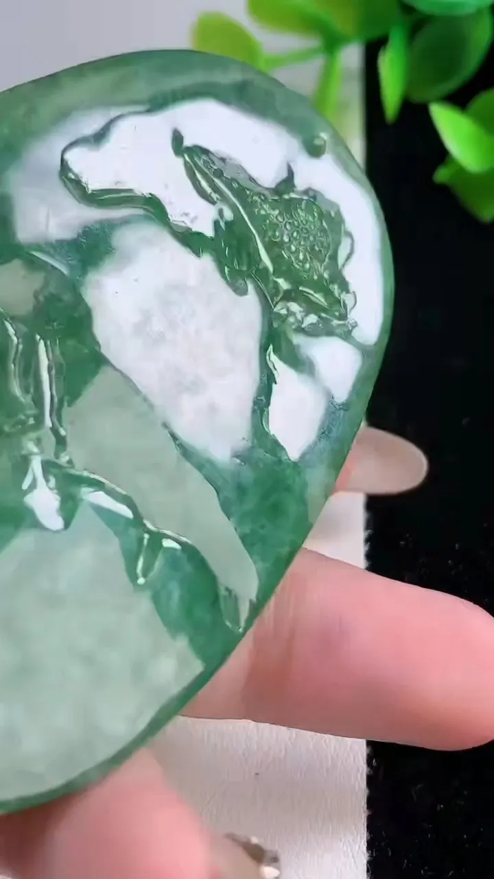 天然A货翡翠山水牌吊坠，尺寸75-46.5-12.8，重:95.58g
11月22日