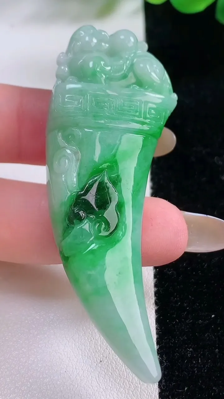 天然A货翡翠龙牙吊坠，尺寸66.6-24-11.5，重:25.58g
11月22日
