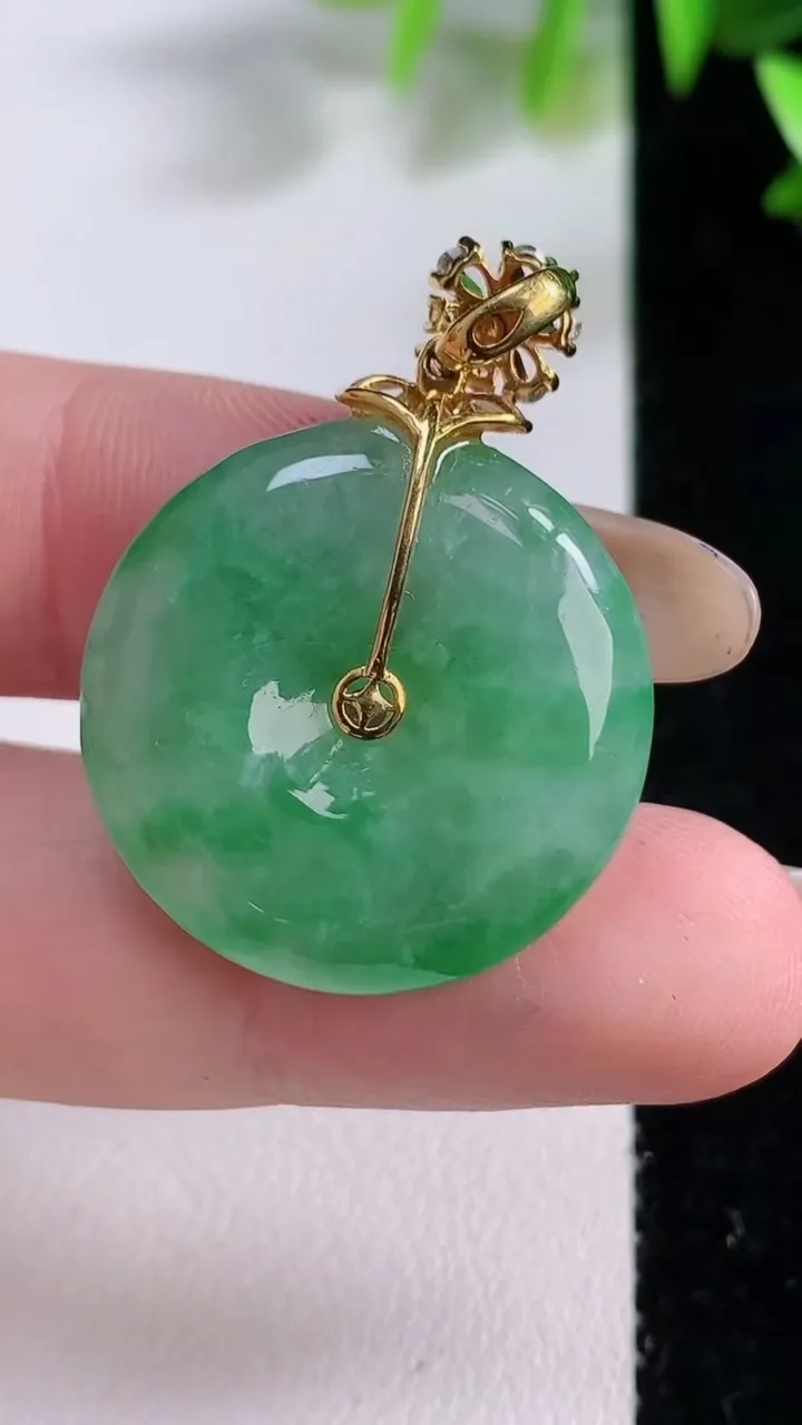 天然A货翡翠平安扣吊坠，尺寸23.8-5.1，重:7.03g
11月22日